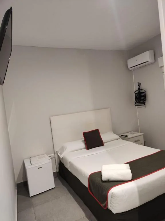 Camera matrimoniale piccola — Hostal Jireh