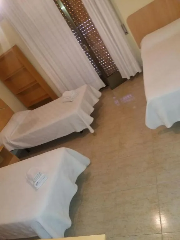 Vierpersoonskamer met gedeelde badkamer — Hostal Jose Luis