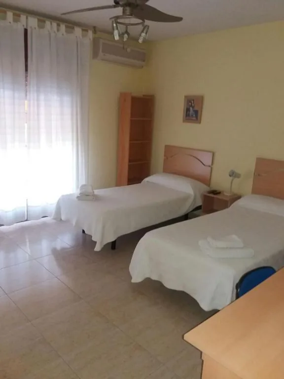 Tweepersoonskamer met gedeelde badkamer - 2 bedden — Hostal Jose Luis
