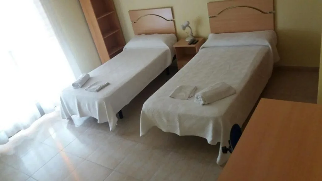Driepersoonskamer met gedeelde badkamer — Hostal Jose Luis