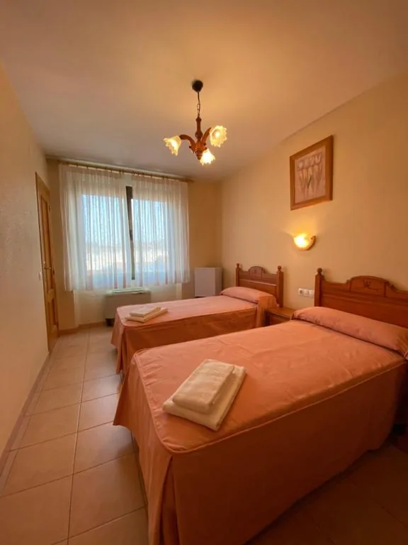Doppelzimmer mit eigenem Bad – 2 Betten — Hostal Jose Mari
