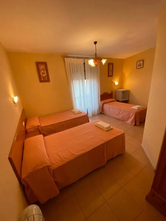 Dreibettzimmer mit eigenem Bad — Hostal Jose Mari