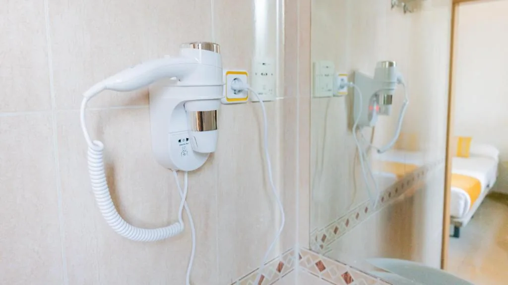 Habitación Cuádruple con baño privado — Hostal Josefina-Gran Vía