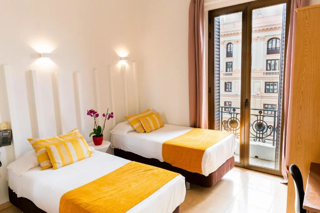 Habitación Doble con baño privado - 2 camas — Hostal Josefina-Gran Vía