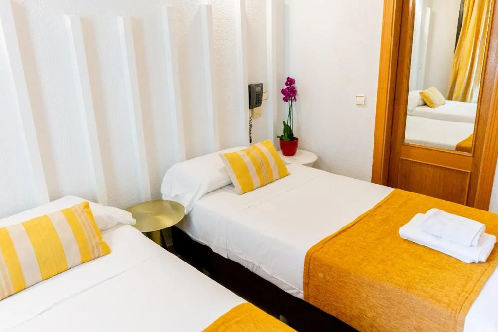 Habitación Doble con baño privado - 2 camas — Hostal Josefina-Gran Vía