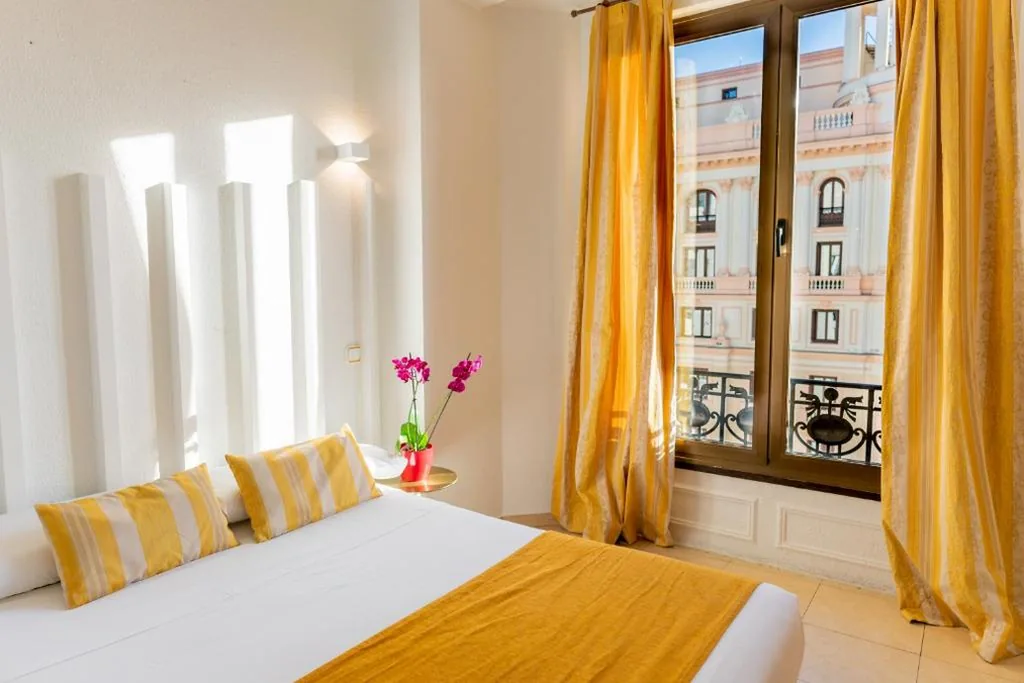 Habitación Doble con baño privado — Hostal Josefina-Gran Vía