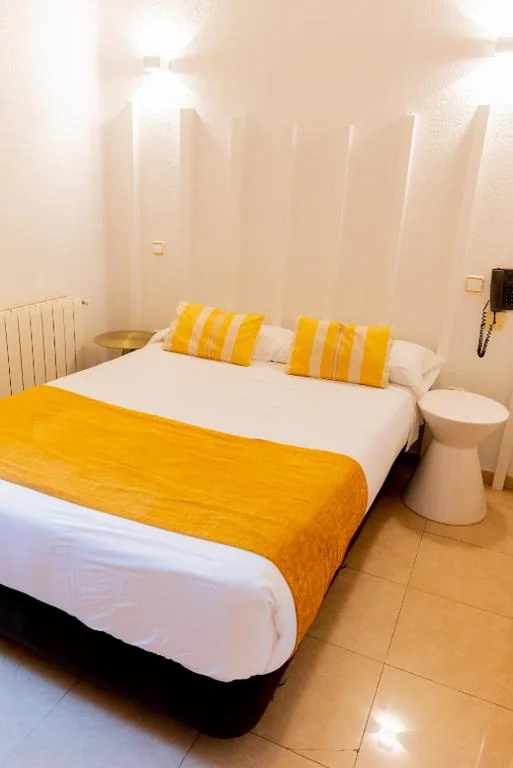 Habitación Doble con baño privado — Hostal Josefina-Gran Vía