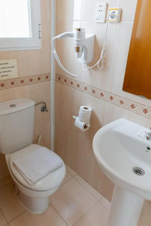 Habitación Individual con baño privado — Hostal Josefina-Gran Vía