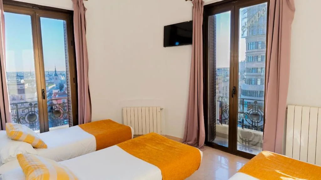 Habitación Triple Básica — Hostal Josefina-Gran Vía