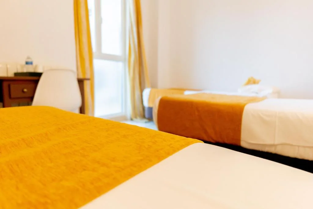 Habitación Triple Básica — Hostal Josefina-Gran Vía