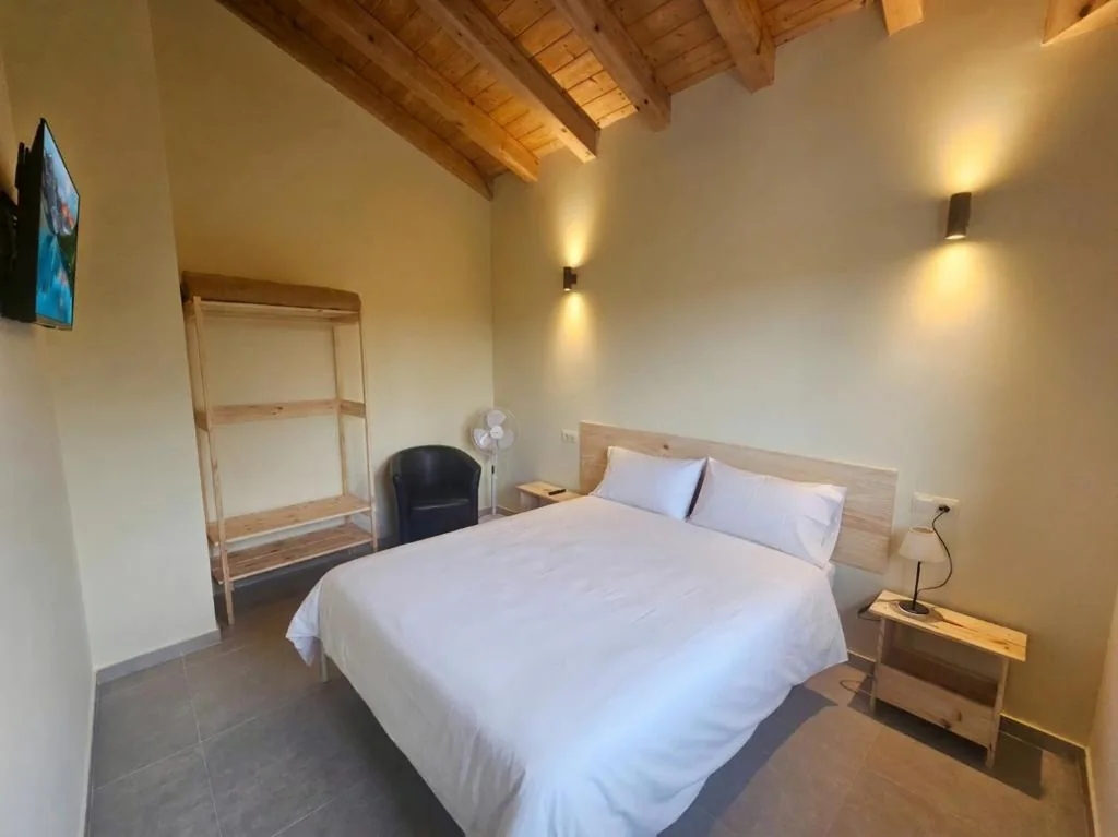 Superior-Doppelzimmer mit Gartenblick – 1 oder 2 Betten — Hostal JP y Estudios