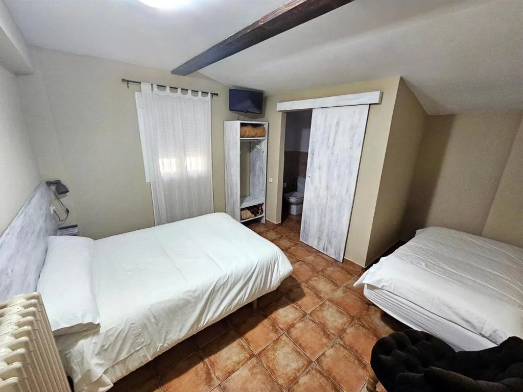 Günstiges Dreibettzimmer — Hostal JP y Estudios