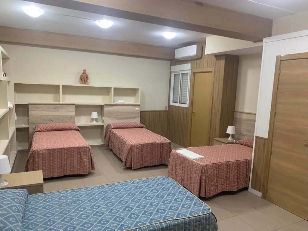Habitación Cuádruple con baño — Hostal Juan XXIII