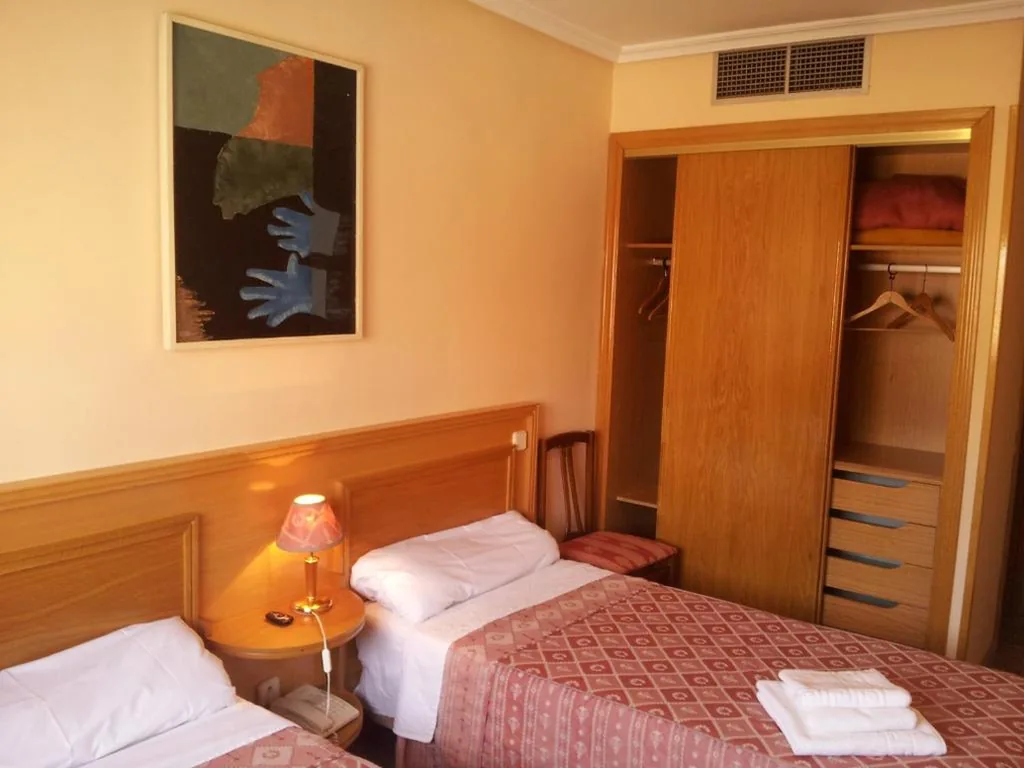 Habitación Doble - 2 camas — Hostal Juan XXIII