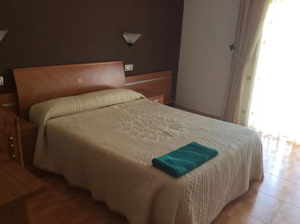 Standard-Doppelzimmer mit Balkon – 1 oder 2 Betten — Hostal Juli