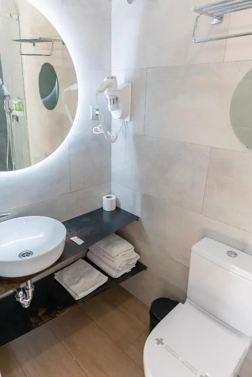 Camera doppia con bagno privato - 2 letti — Hostal Juliette-Gran Vía