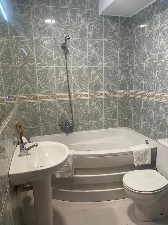 Budget Double Room - 2 Beds — Hostal Julio Cesar