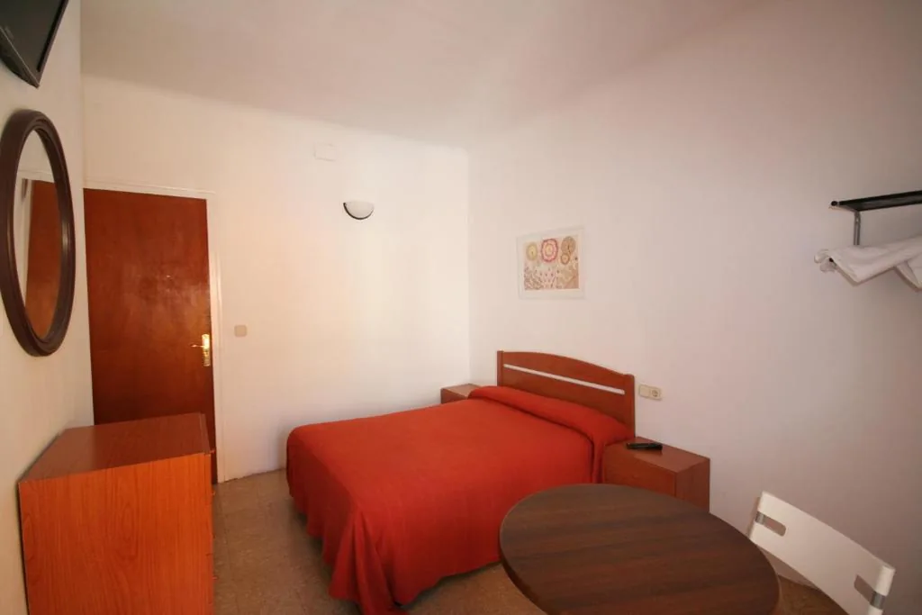 Doppelzimmer mit Gemeinschaftsbad – 1 oder 2 Betten — Hostal Juventus