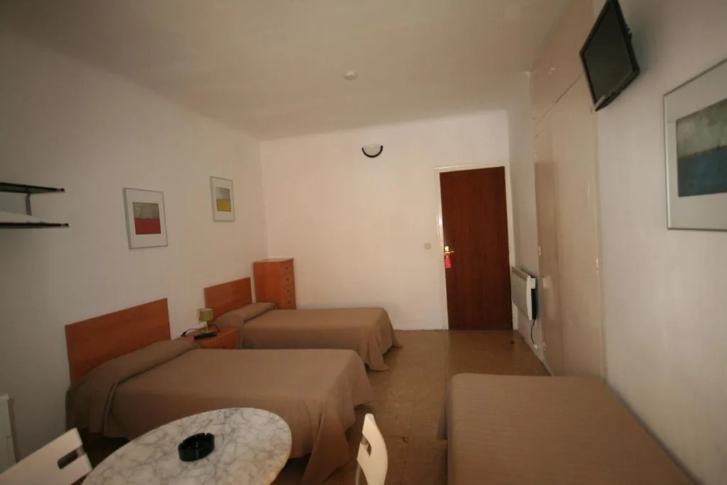 Dreibettzimmer mit Gemeinschaftsbad — Hostal Juventus