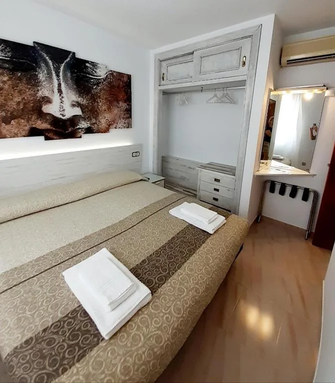 Doppelzimmer - 1 oder 2 Betten — Hostal Kokkola