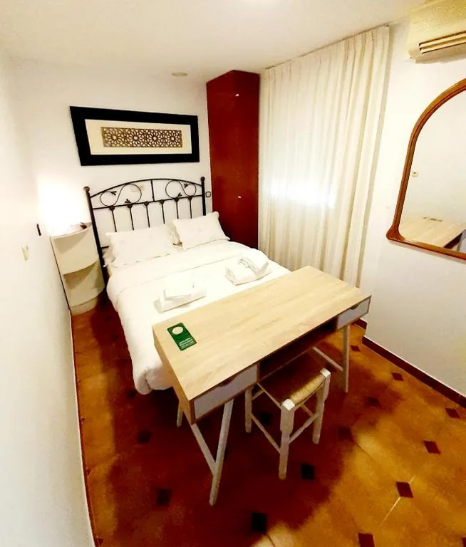 Barrierefreies Doppelzimmer für Personen mit eingeschränkter Mobilität — Hostal Kokkola