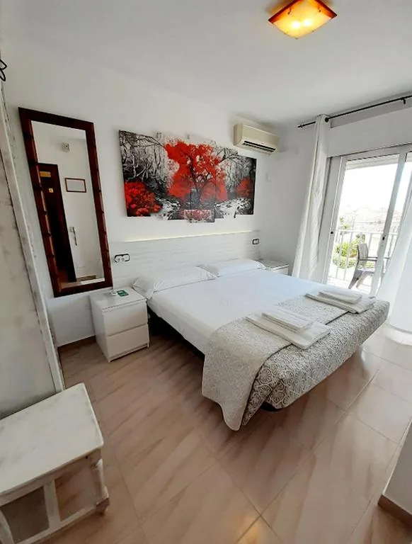 Doppelzimmer mit Balkon - 1 oder 2 Betten — Hostal Kokkola