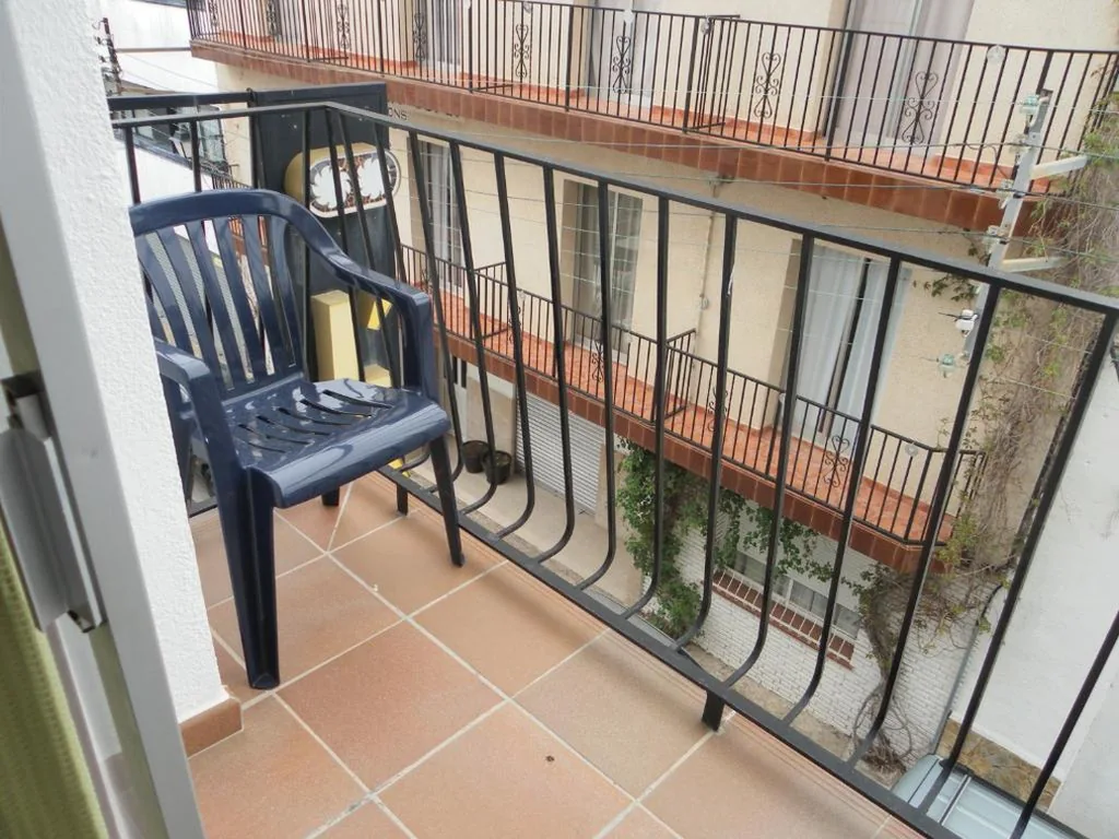 Habitación Doble con balcón - 1 o 2 camas — Hostal L'Alba