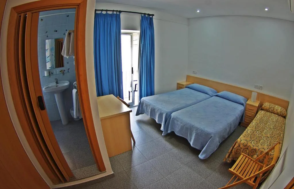 Habitación Triple con balcón — Hostal L'Alba