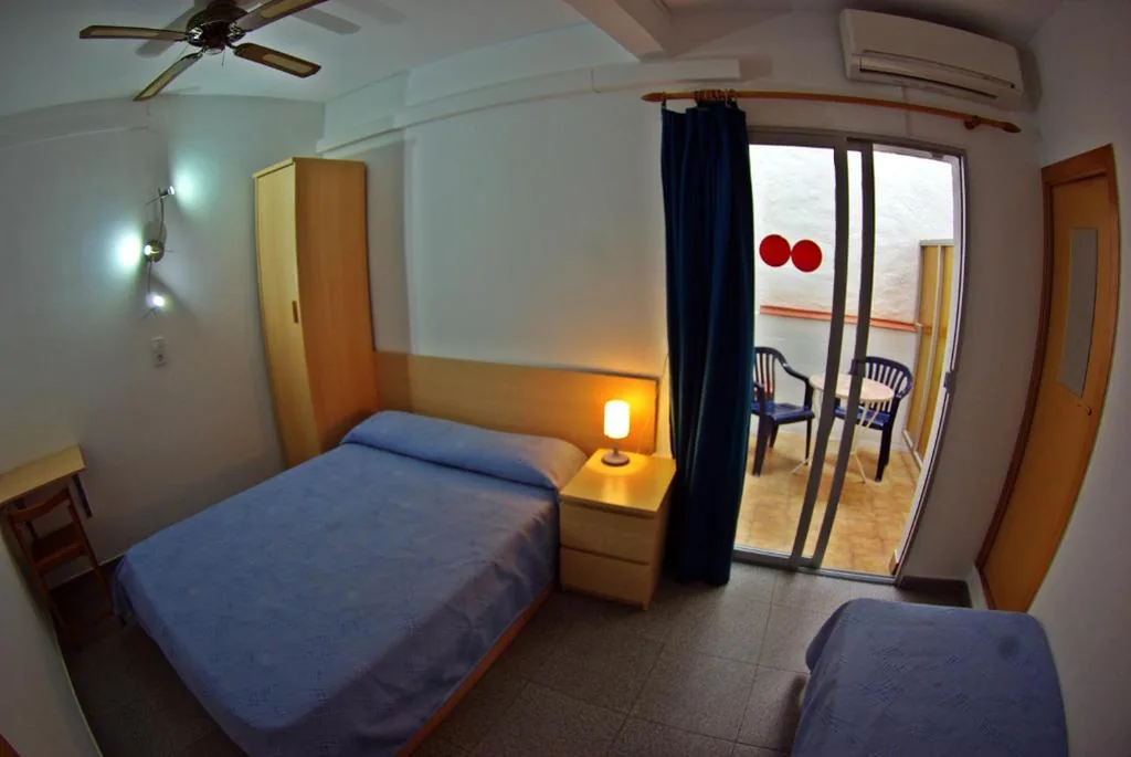 Habitación Triple económica — Hostal L'Alba