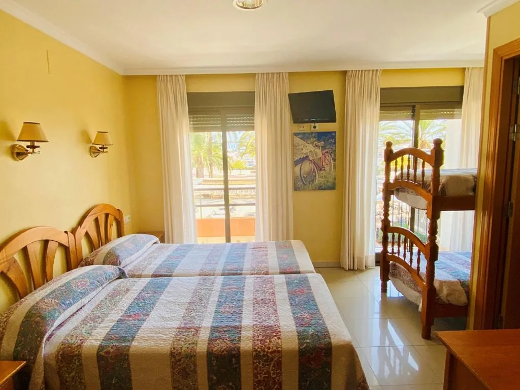 Vierbettzimmer mit Meerblick — Hostal L'Anfora