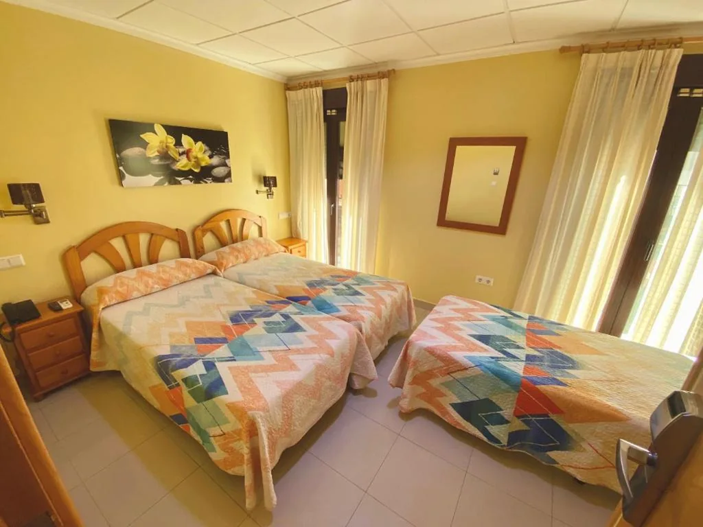 Dreibettzimmer — Hostal L'Anfora