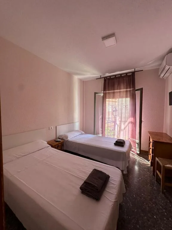 Camera doppia con 2 letti — Hostal L'Escaleta