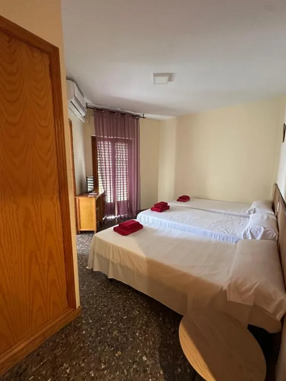 Camera doppia con letto supplementare — Hostal L'Escaleta