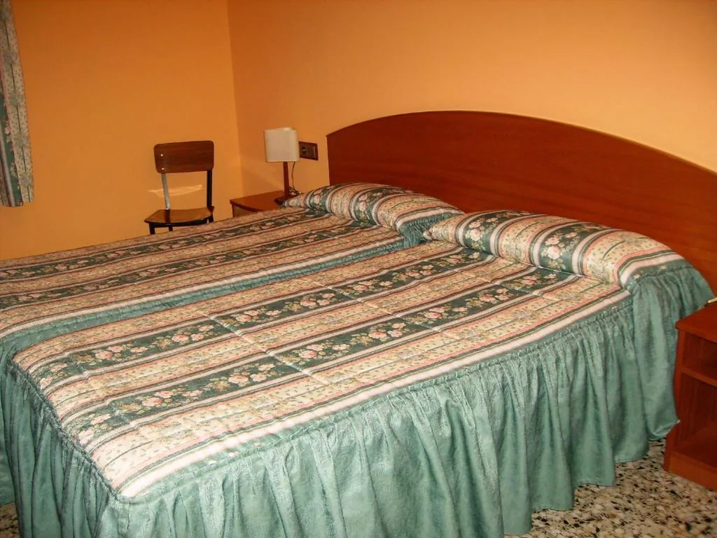 Doppelzimmer mit 1 oder 2 Betten — Hostal l'Escon