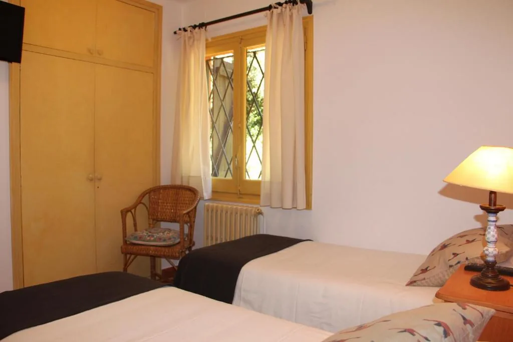 専用バスルーム付き4人部屋 — Hostal l´Ou de Reig