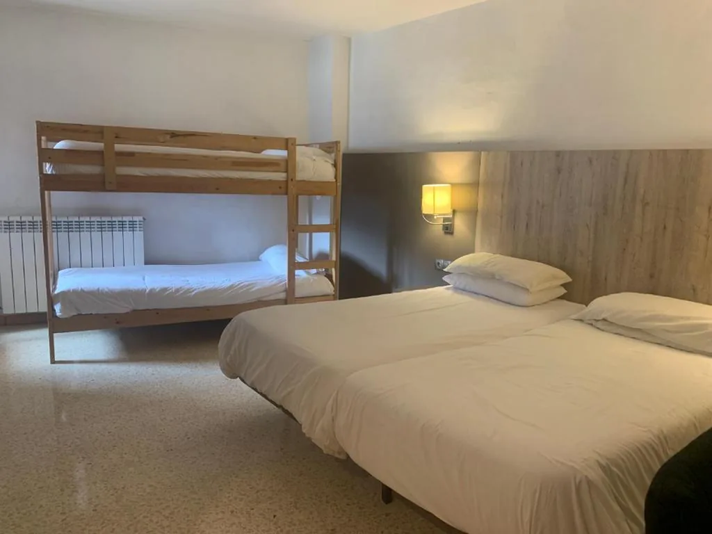 Vierbettzimmer mit Balkon — Hostal La Cabanya