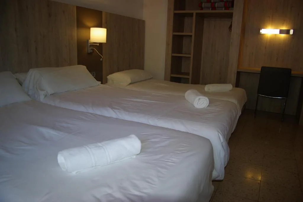 Dreibettzimmer — Hostal La Cabanya
