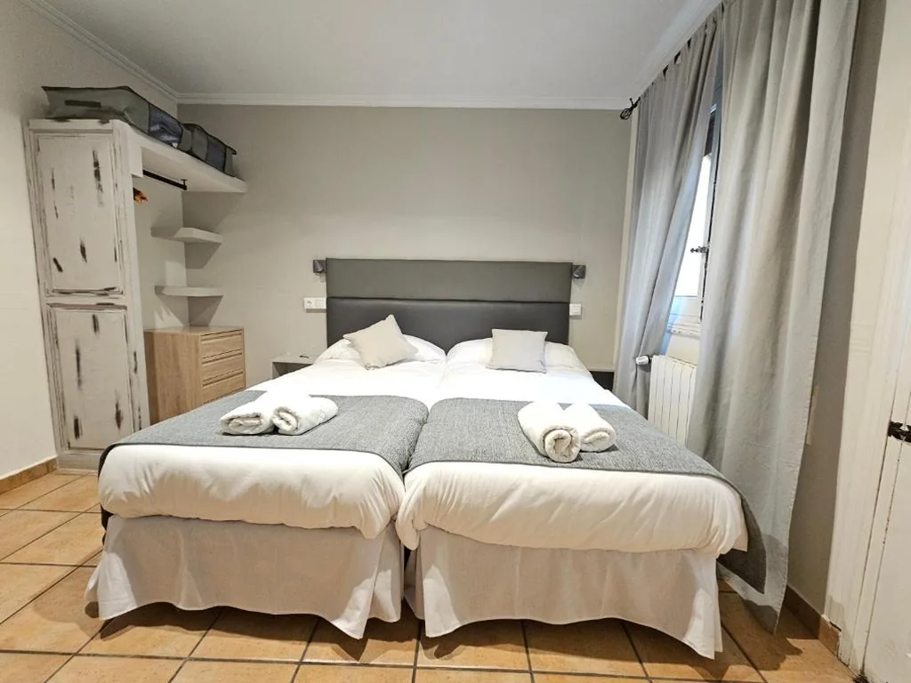 Camera doppia con 2 letti — Hostal La Campana