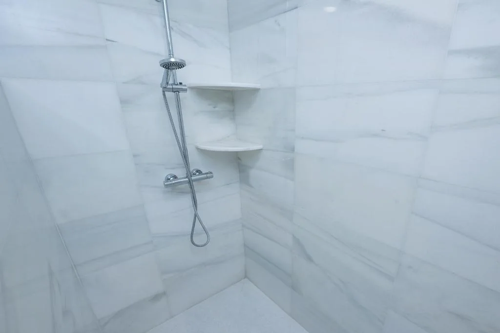 Habitación con cama grande y bañera de hidromasaje — Hostal La Carretera