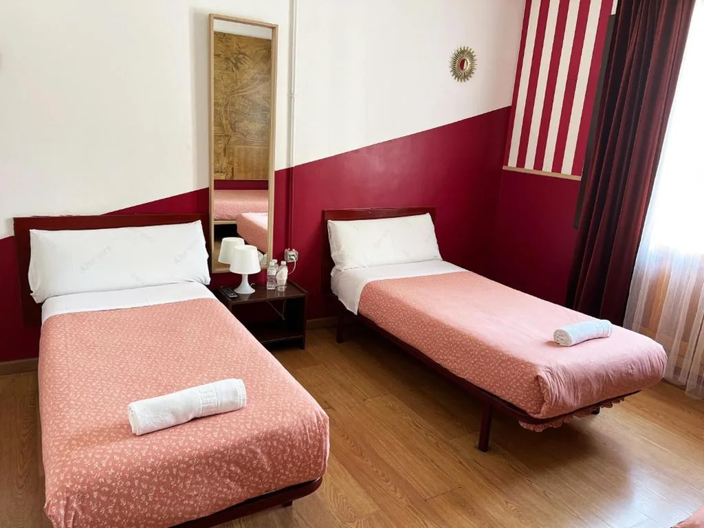Doppelzimmer mit Gemeinschaftsbad – 2 Betten — Hostal La Casa de La Plaza