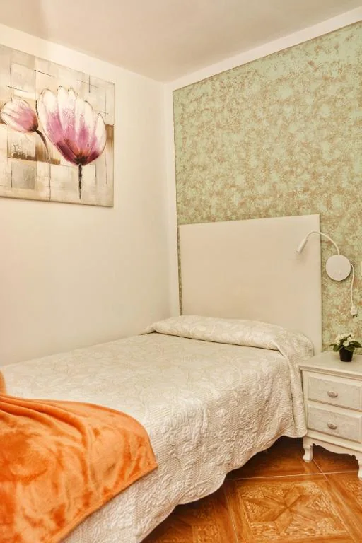 Habitación Individual con baño — Hostal la Colegiata