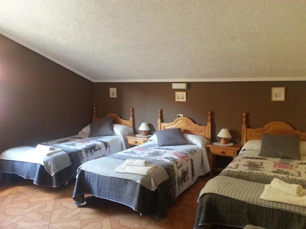 三人间 — Hostal La Collada de Aralla