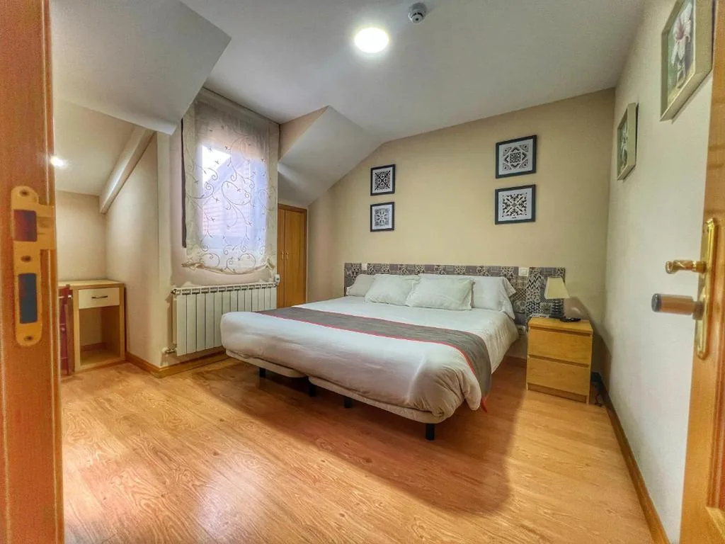 Habitación con cama extragrande — Hostal la Colmena