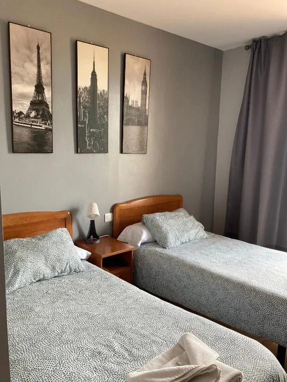 Tweepersoonskamer met balkon - 2 bedden — Hostal La Concha Somo