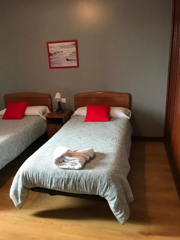 Tweepersoonskamer met eigen badkamer - 2 bedden — Hostal La Concha Somo