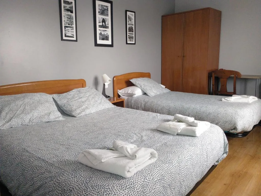 Driepersoonskamer met eigen badkamer — Hostal La Concha Somo
