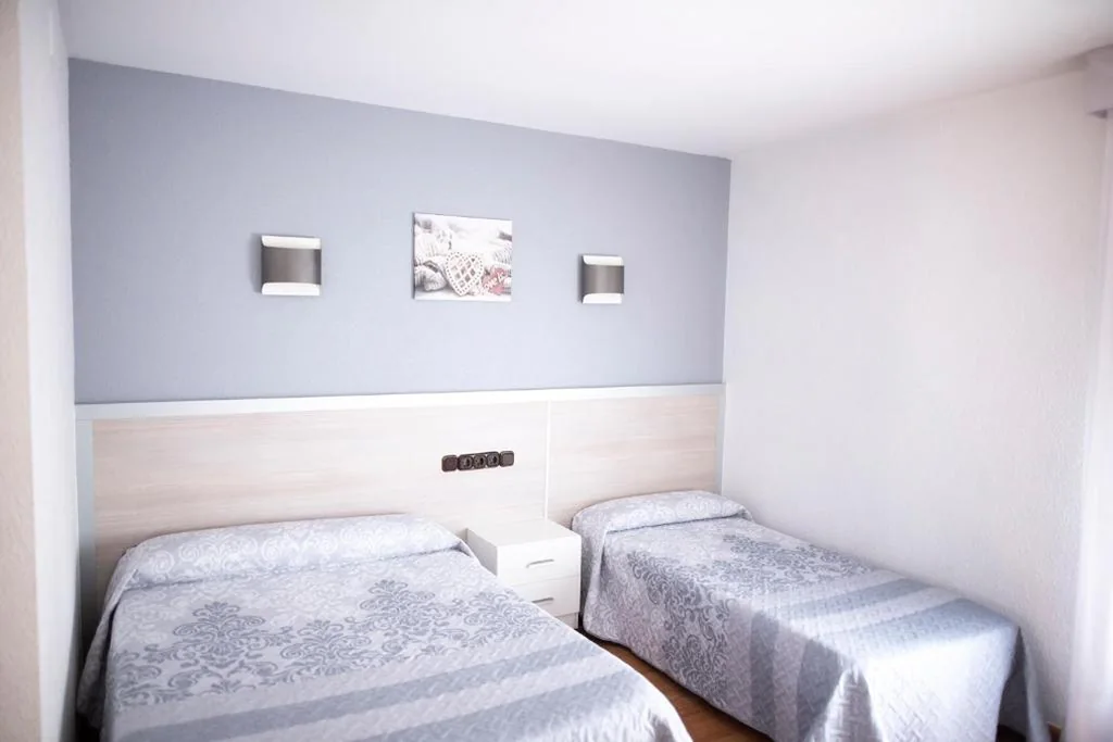Camera tripla (1 letto matrimoniale + 1 letto singolo) — Hostal La Corte