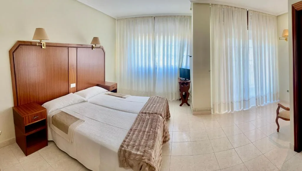 Habitación Doble con balcón — Hostal La Cubana