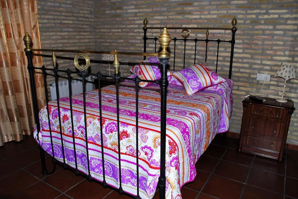 Chambre avec 2 grands lits - Adaptée aux personnes en situation de handicap — Hostal la Encina