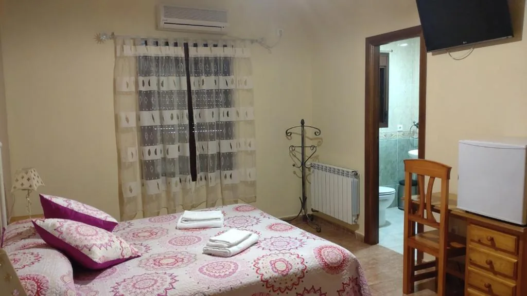 Chambre avec grand lit — Hostal la Encina